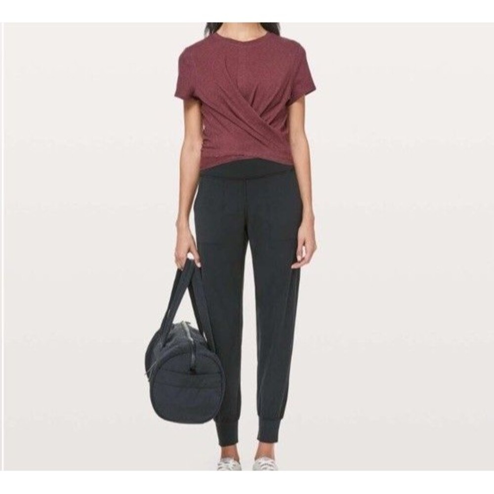 Lululemon Women’s Time To Restore Short Sleeve Heathered Dark Sport red Size 4-6